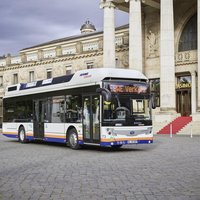 Foto des neuen Brennstoffzellen-Busses vor dem Wiesbadener Kurhaus 
