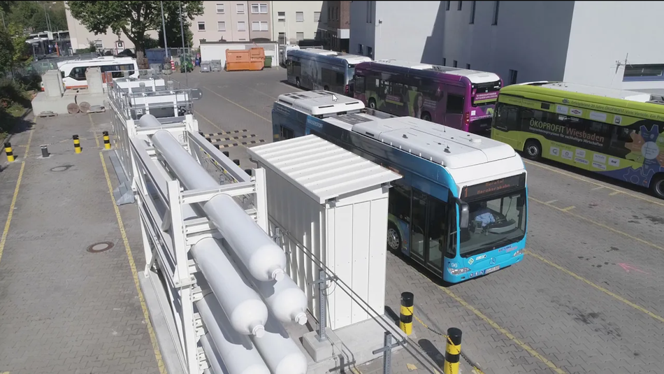Brennstoffzellenbus wird betankt auf dem Betriebshof von ESWE Verkehr