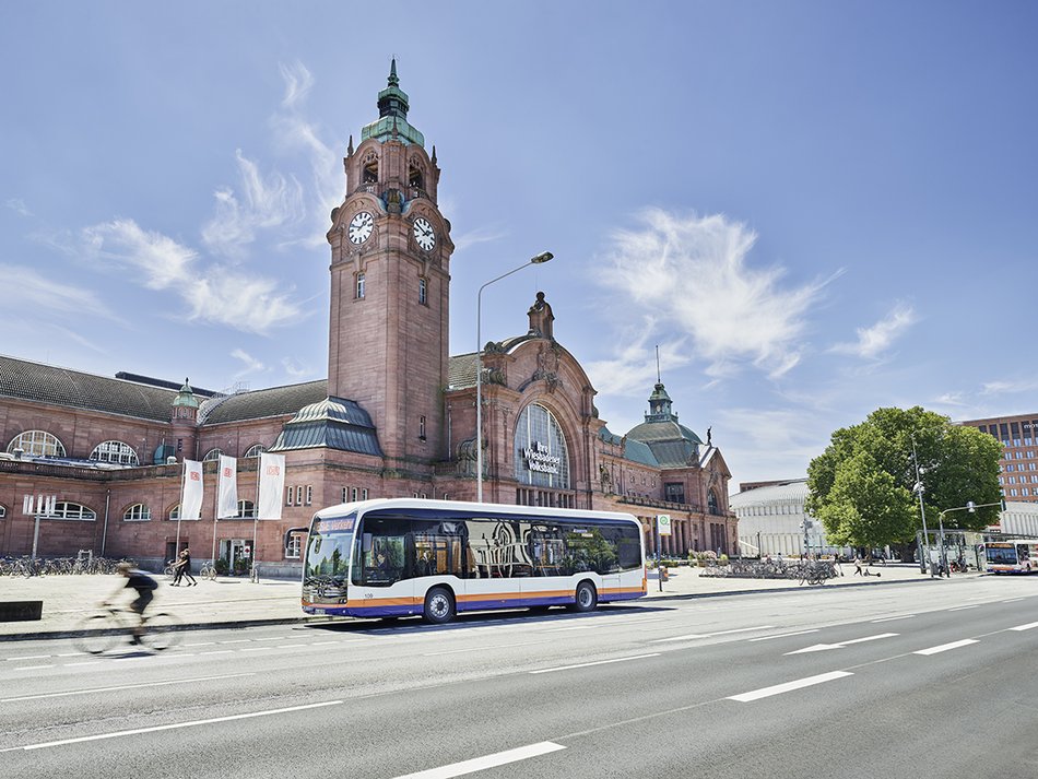 Batteriebus am Hauptbahnhof Wiesbaden