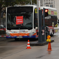 Bus steht in der Ausfahrt auf dem Omnibusbetriebshof von ESWE Verkehr