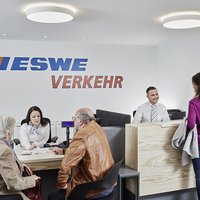 Zwei Mitarbeiter von ESWE Verkehr beraten zwei Kunden am Schalter