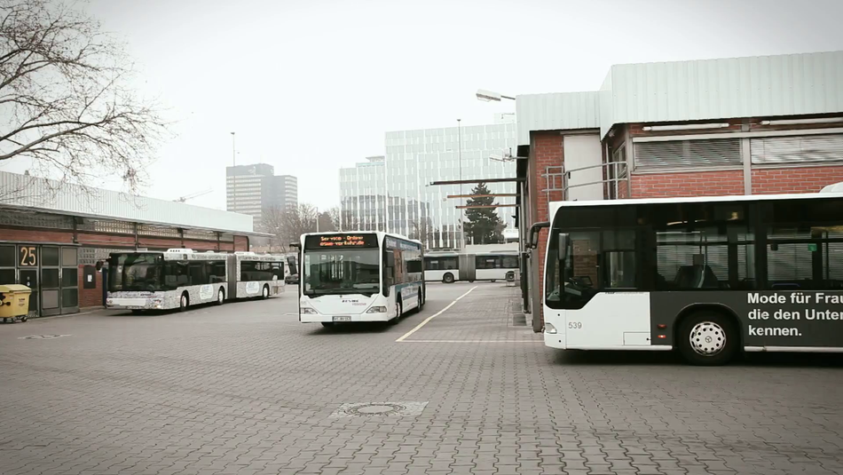 Fahrende Busse auf dem Betriebshof von ESWE Verkehr