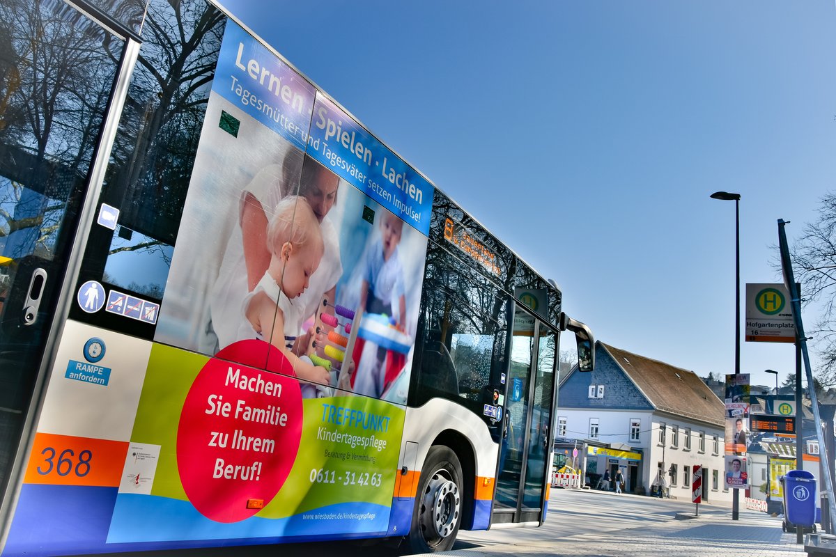 Bus mit Werbung für Kindestagespflege