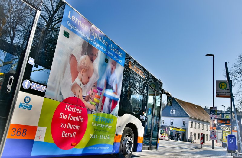 Bus mit Werbung für Kindestagespflege