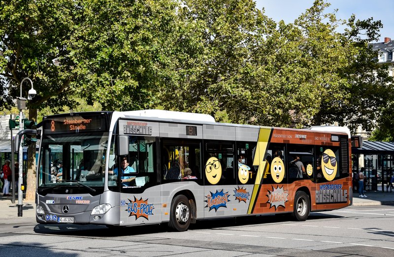 Bus mit Werbung für die Wiesbadener Busschule