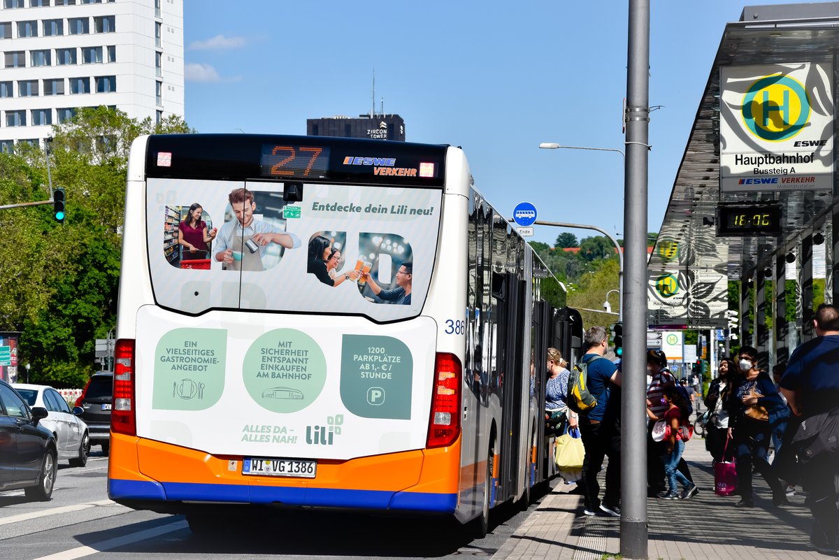 Bus von hinten mit Werbung für das lili in Wiesbaden