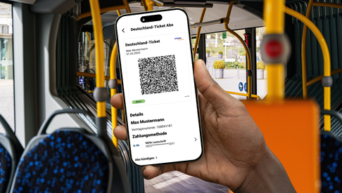 Zwei Hände halten Smartphone mit geöffneter ESWE Verkehr Ticket-App