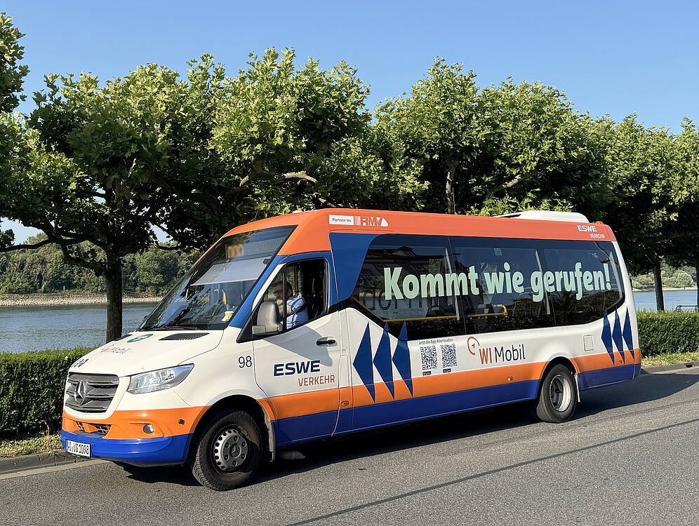 Zeigt das WiMobil im neuen Design am Rheinufer