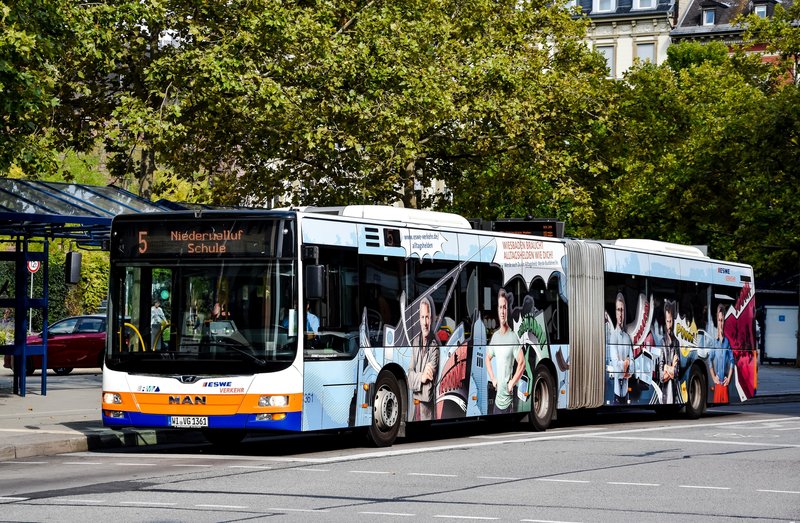 Bus mit ESWE-Verkehr-Alltagshelden-Werbung