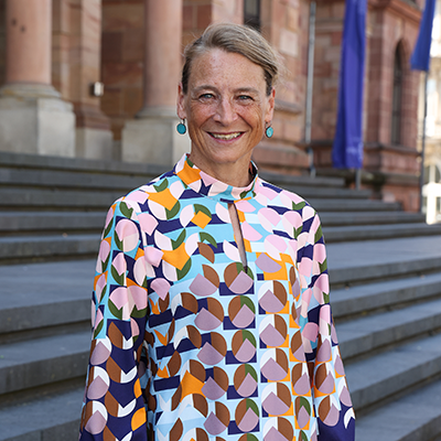 Die Geschäftsführerin von ESWE Verkehr, Marion Hebding, steht auf der Treppe vor dem Rathaus in Wiesbaden. 