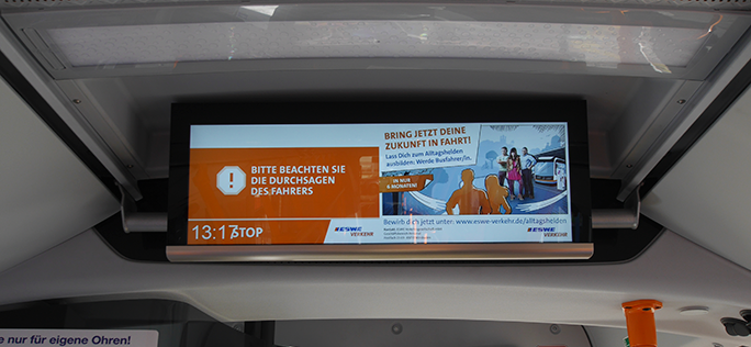 Infotainment-Bildschirm im ESWE-Verkehr-Bus